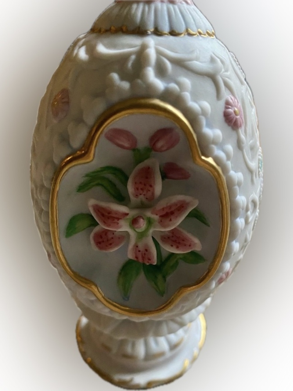 Lenox The Lily Blossom Porcelain Collector Egg with Stand First Edition